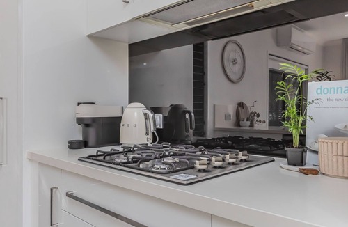 Casuarina House | Sunrays Sanctuary – 350m to Beach & Pet-Friendly