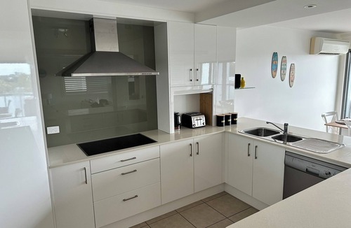 Red Head Apartment | Sunrise Ocean Views + Pool | 3 Bed Coastal Retreat, 3hrs Sydney