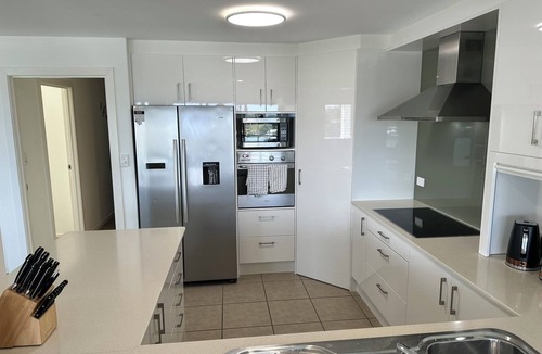 Red Head Apartment | Sunrise Ocean Views + Pool | 3 Bed Coastal Retreat, 3hrs Sydney