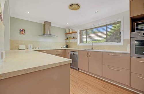 Dubbo House | Sunrise on Sovereign - Retro Family Entertainer