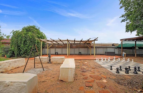 Dubbo House | Sunrise on Sovereign - Retro Family Entertainer