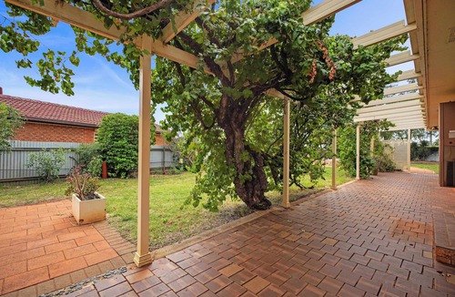 Dubbo House | Sunrise on Sovereign - Retro Family Entertainer
