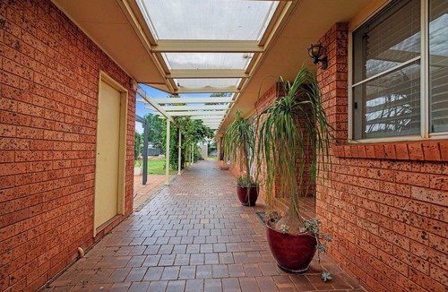 Dubbo House | Sunrise on Sovereign - Retro Family Entertainer
