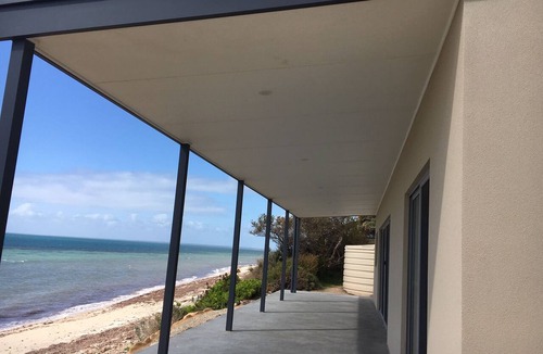 Para Wurlie House | Sunset Beachfront Holiday Home