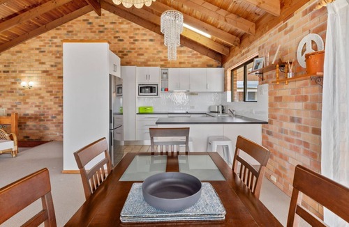 Kingscliff House | Sunset House on the Hill - Pet Friendly with Ocean Glimpses