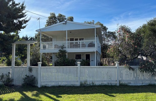 Ventnor House | Sunset views close to Red Rocks beach. Pet friendly.