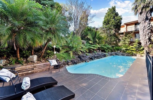 Port Macquarie Apartment | Surf Street Retreat. Moments from the beach and delicious eateries.