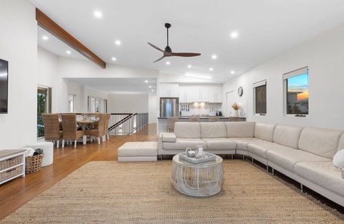 Kingscliff House | Surfmist by the Beach – Pet Friendly with Pool