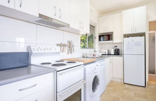 Goolwa Beach House | Syd’s Place—Retro Seaside Haven Upstairs