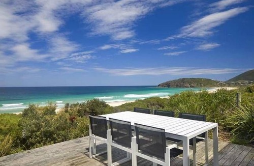 Boomerang Beach House | TAMBAC, Amazing Water Views - 3 min walk to the beach!