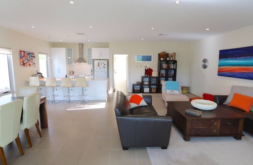 Waterhouse House | 'Ten Robe Street' - town central holiday home.