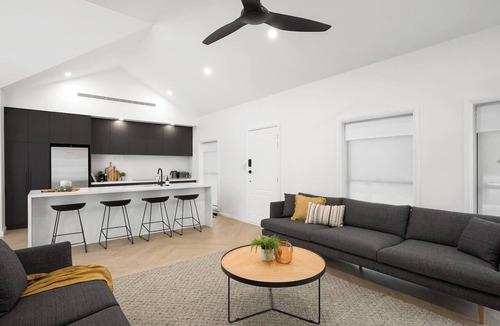 Mount Gambier House | The Abode - Luxury, centrally located, 10 guests.