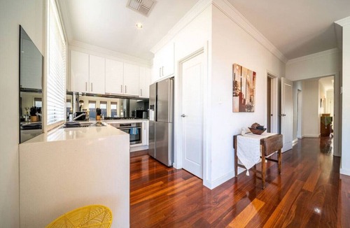 West Hindmarsh House | The Arlington - Easy Stay near Entertainment & CBD