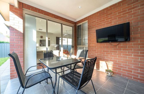 West Hindmarsh House | The Arlington - Easy Stay near Entertainment & CBD