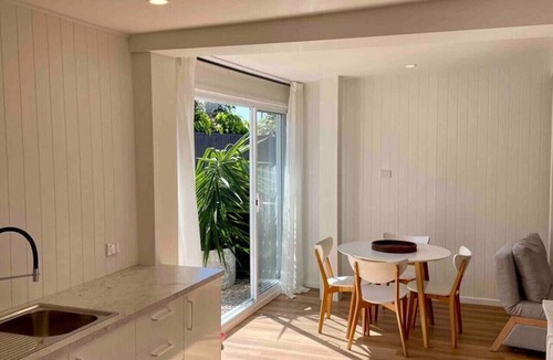 Boreen Point Apartment | The Art Gallery.Boreen Pt Boutique Accommodation