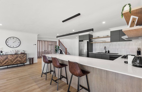 St. Georges Basin House | The Basin Cove - Sleeps 10 - Beautiful Water Views