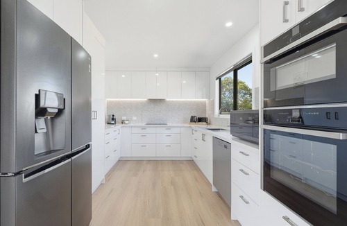 Opossum Bay House | 'The Bay Escape' Opossum Bay Tasmania 7023 - Beach side suburb 40 mins to Hobart