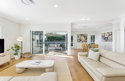 Macmasters Beach House | THE BEACH PAD | wifi, walk to beach | Accom Holidays