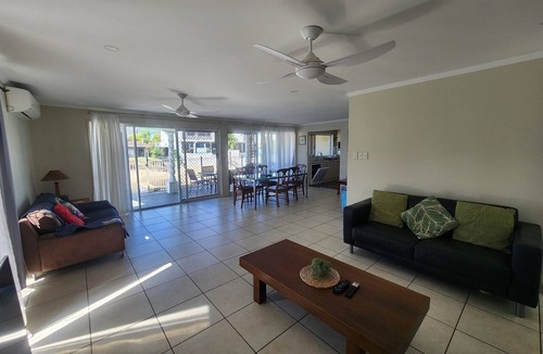 Broadbeach Waters House | THE BROADBEACH WATERFRONT CENTRAL Pet friendly.