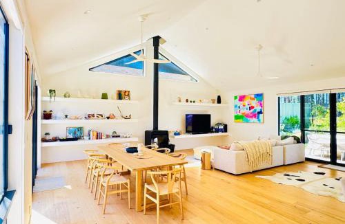 Narrawallee House | The Coastal Gallery Calming Artist Retreat
