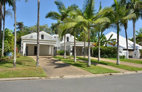 Port Douglas Villa | The Condo - 4 Bedroom Villa Close to Beach & Town