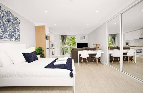 Crows Nest Apartment | The Crows Nest Spacious Studio with Balcony