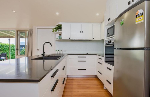 Culburra Beach House | The Deckhouse I Pet Friendly I 2 Mins to Beach