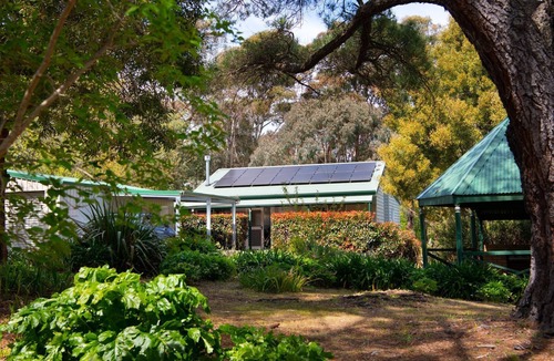 Hepburn Springs House | The Den-3 bedrooms, outdoor spa and deck area