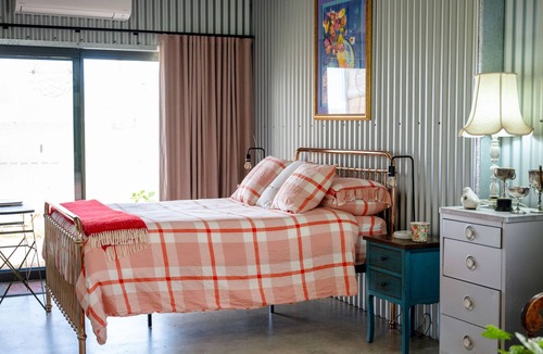 Kings Plains Bed & Breakfast | The Drayshed- Converted Drayshed with elegance and comfort.