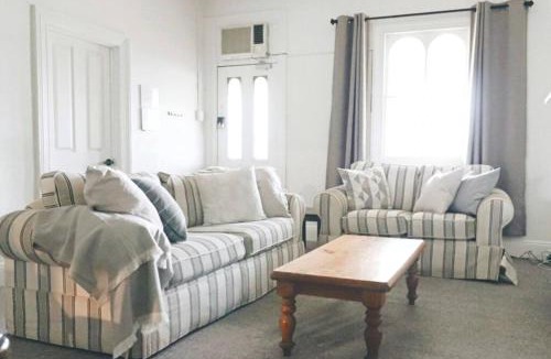 Bathurst House | The Early Settler 200 metres from CBD