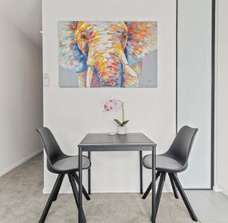 South Melbourne Apartment | The Essence - Fresh, Light & On the Tram Line!