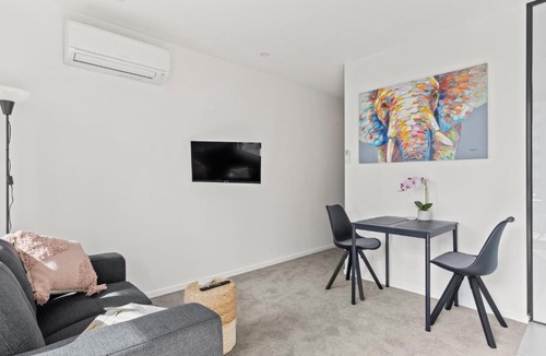 South Melbourne Apartment | The Essence - Fresh, Light & On the Tram Line!