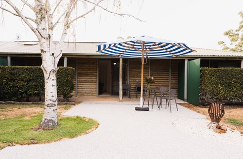 The Range Apartment | The Flat Nook Peaceful setting on a vineyard