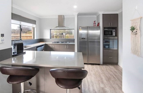 Geographe House | The Foxes Den- secure yard, WIFI