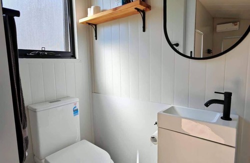 Braemar Bay House | The Frosty Trout - Lakeside Snowy Mts Tiny House