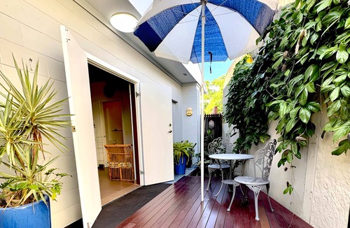 Whitfield Apartment | The Gallery Studio, modern, close to airport & CBD for short or long term stays.