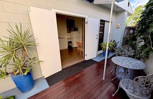 Whitfield Apartment | The Gallery Studio, modern, close to airport & CBD for short or long term stays.