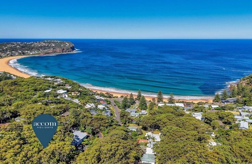 Macmasters Beach House | THE GLASS HOUSE | Accom Holidays