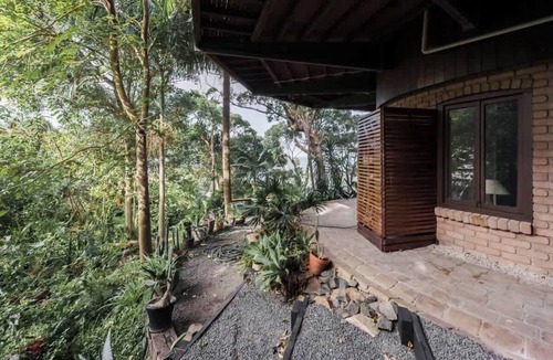 Coalcliff House | The Graceful Dodeca Treehouse Coalcliff