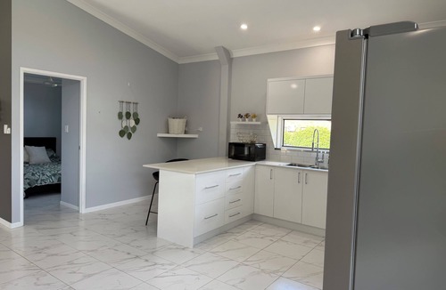 Stanthorpe Hotel | The Green Shouse. 2 Bedroom house, cosy wood fire