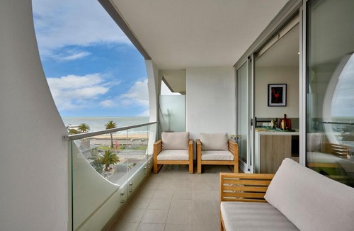 Port Melbourne Apartment | The Halo Port Melbourne Bay and City Views
