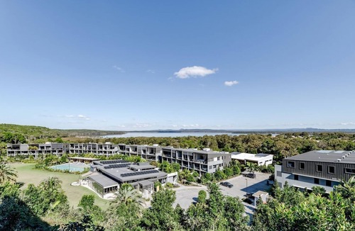 Noosa Heads House | The Hamptons Lake House Noosa Heads Luxury House