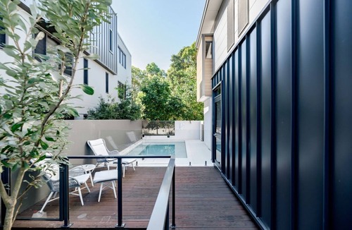 Noosa Heads House | The Hamptons Lake House Noosa Heads Luxury House