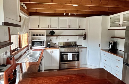 Wyberba Ski Chalet | The Haven at Girraween Full house 1 bedroom with queen bed near National Parks