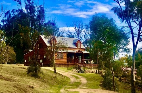 Wyberba Ski Chalet | The Haven at Girraween Full house 1 bedroom with queen bed near National Parks
