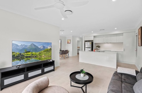 Helensvale House | The Helensvale Haven | Modern 4BR Family Retreat