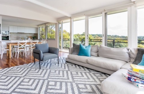 Flinders House | The Hill Flinders, Immerse yourself in the vibrant atmosphere!
