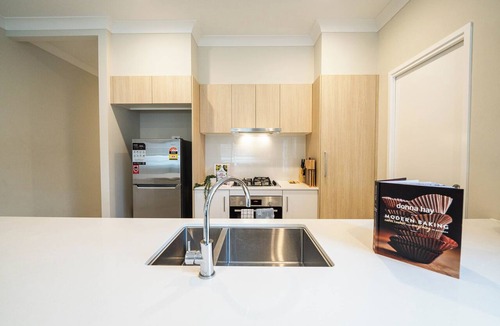 Loganlea House | The Laurel Ease – 4BR Home between GC and BNE