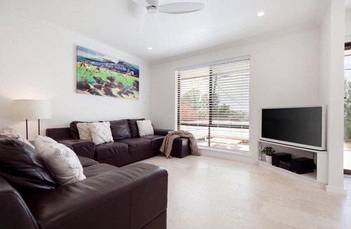 Scarborough Apartment | The Little Peaceful Retreat, 600m to Scarb Beach