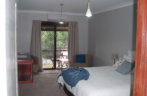 Pemberton Hotel | The Log Cabin B&B - Blue Wren Room